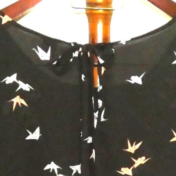 Torrid Pullover Top Size 3X 22 24 Split Sleeve Keyhole Back Paper Crane Pattern - Picture 2 of 5